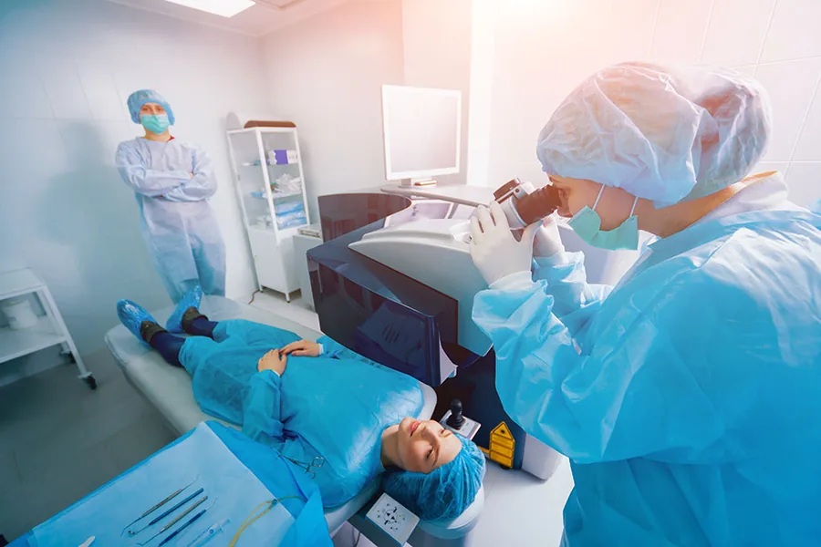 Augenlaserbehandlung im OP – Patientin am Excimerlaser