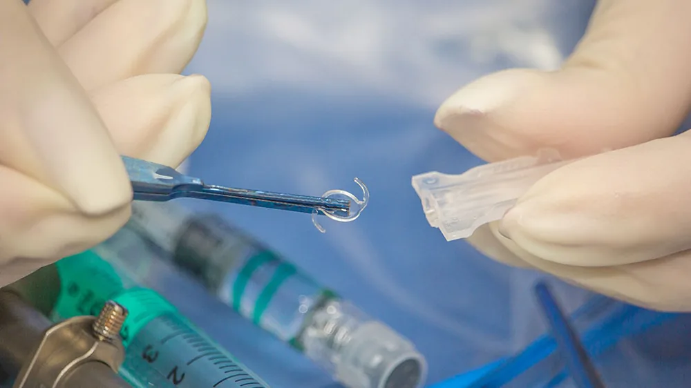 Linsenimplantation – Vorbereitung der Intraokularlinse im OP